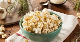 Popcorn mit Rosmarin und Parmesan