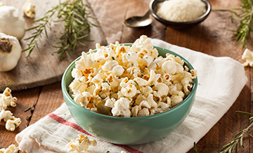 Popcorn mit Rosmarin und Parmesan