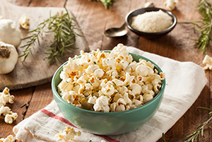 Popcorn mit Rosmarin und Parmesan